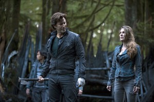 The-100-season-2-episode-1-Kane-and-Abby-in-the-forest