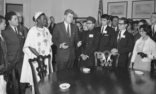 1326289168_president-john-f.-kennedy-at-the-white-house-with-students-from-nigeria