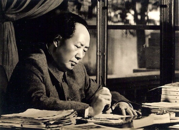 Mao Zedong o Mao Tse Tung en escritorio escribiendo (1)