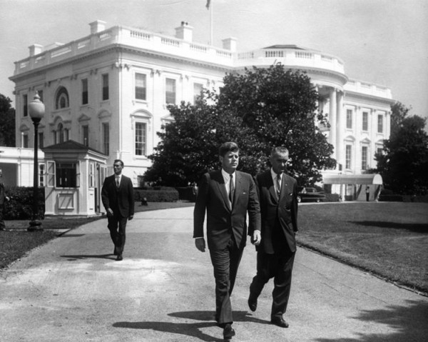 751px-president_kennedy_and_vice_president_johnson_prior_to_ceremony (1)