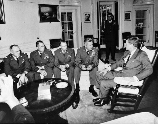 kennedy con pilotos crisis misiles